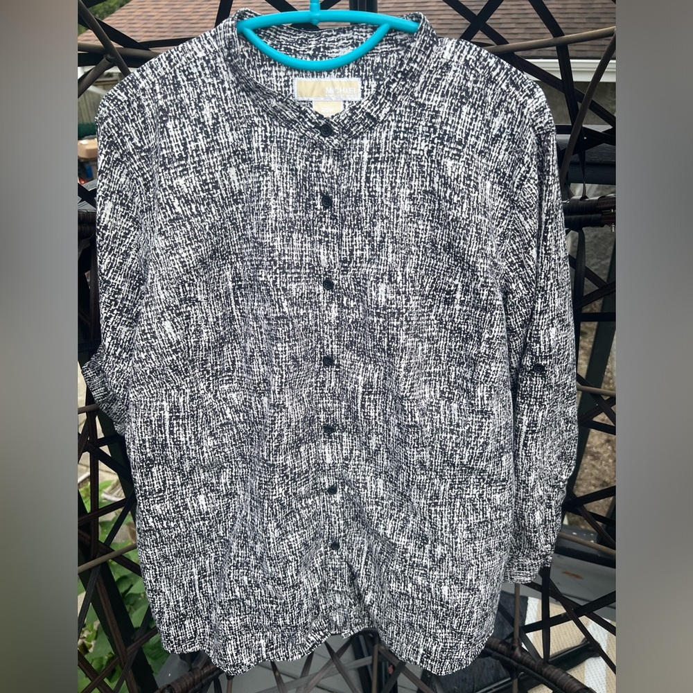 Michael Kors blouse, two breast pockets and sleeve tabs. Black & white size 20W